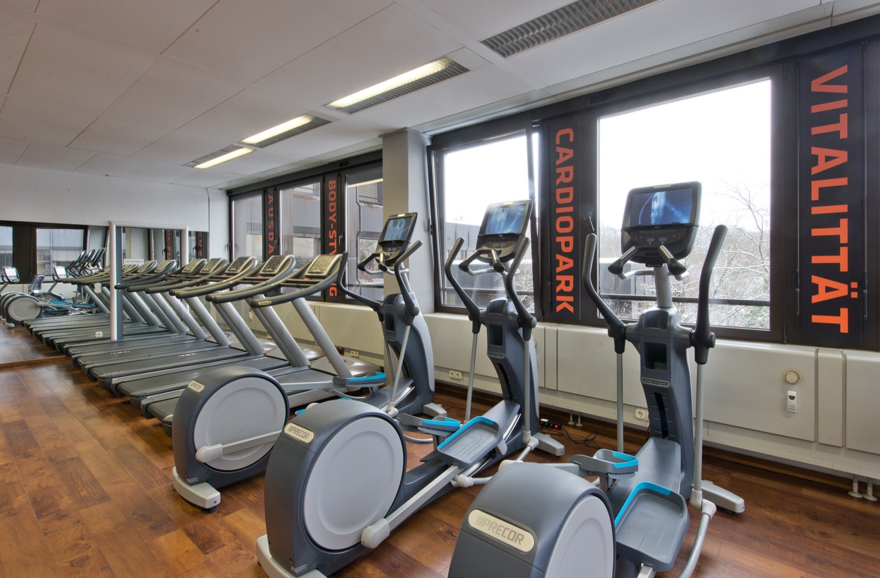 Cardiopark im SoulPlus Fitnessstudio München-Giesing mit Laufbändern und Crosstrainern